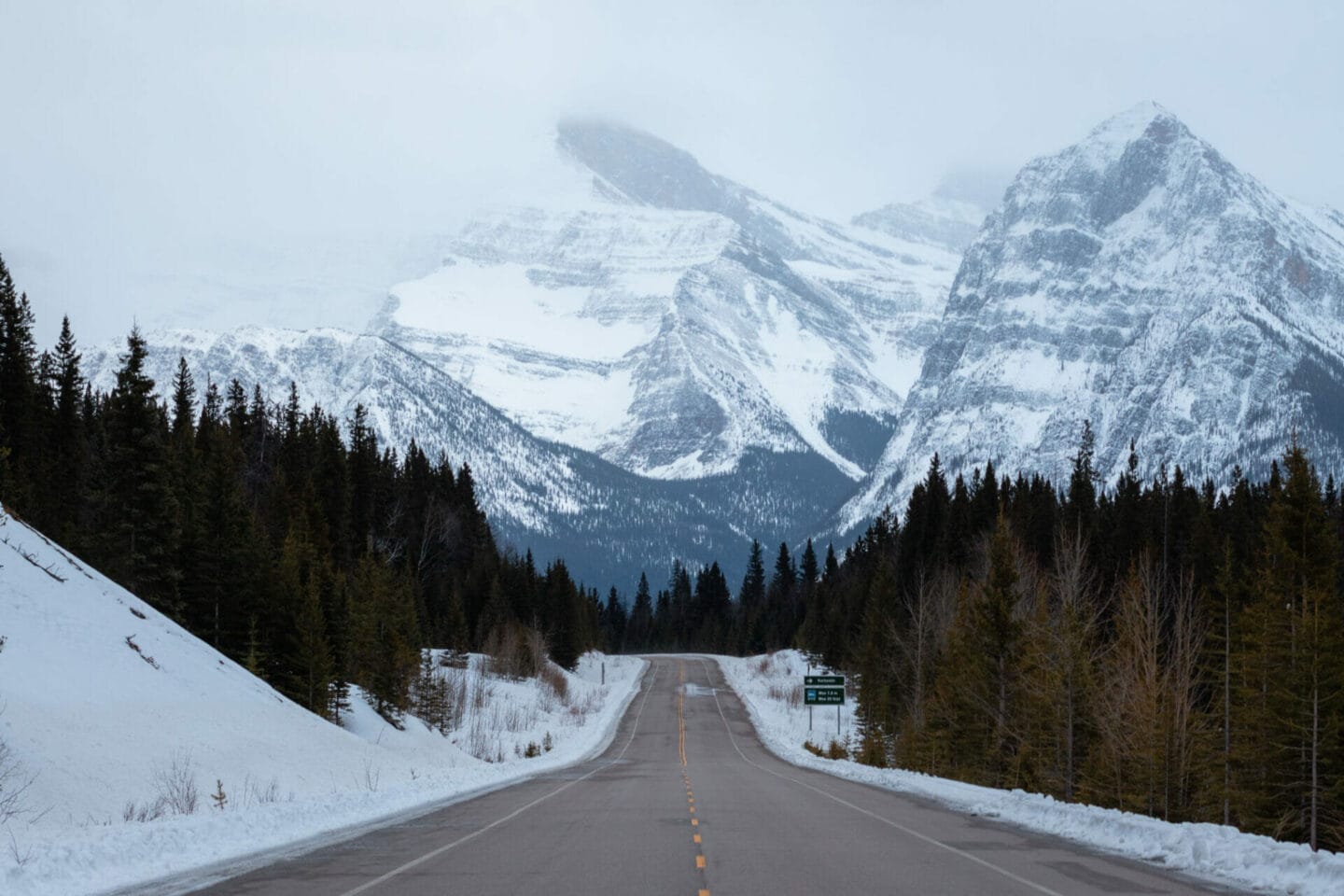 Driving the Icefields Parkway in Jasper National Park